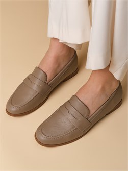 {{photo.Alt || photo.Description || 'Лоферы туфли весенние'}}