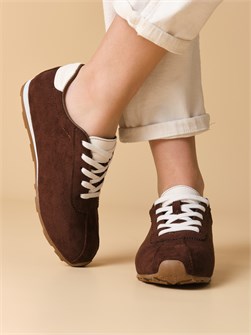 {{photo.Alt || photo.Description || 'Кроссовки женские'}}