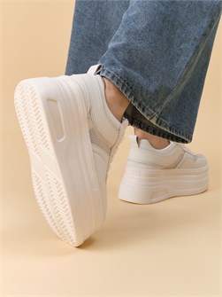 {{photo.Alt || photo.Description || 'Кроссовки женские на платформе'}}