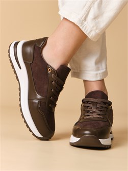 {{photo.Alt || photo.Description || 'Кроссовки на толстой подошве'}}