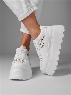 {{photo.Alt || photo.Description || 'Кроссовки женские на платформе'}}